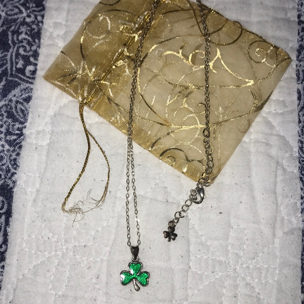 SOLVAR clover pendant necklace from Ireland